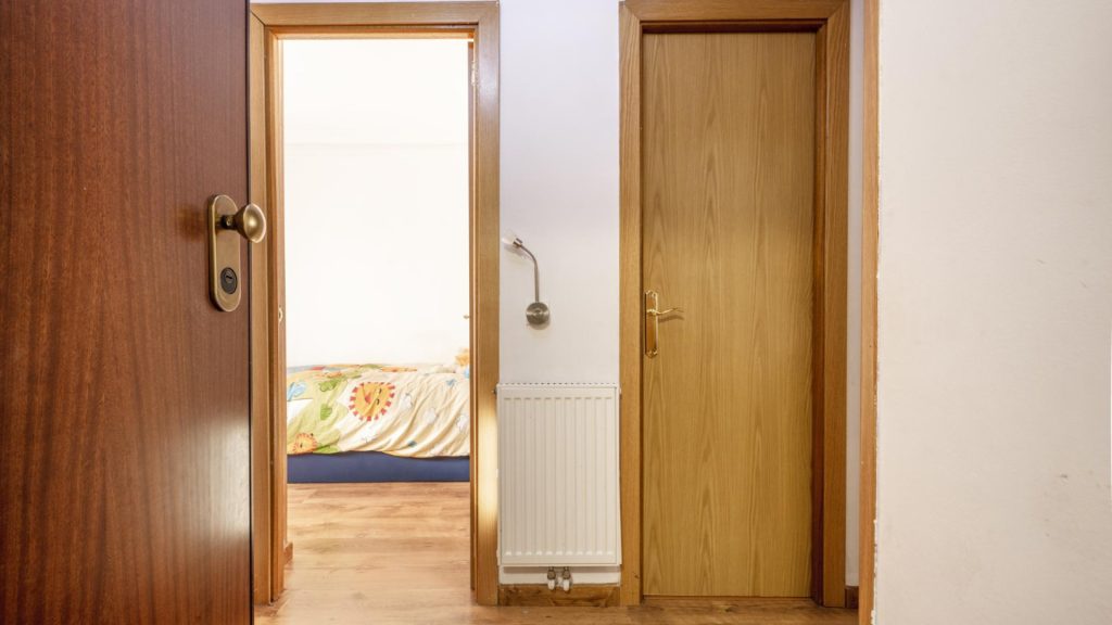 La porte d’intérieur en bois : une touche chaleureuse et élégante