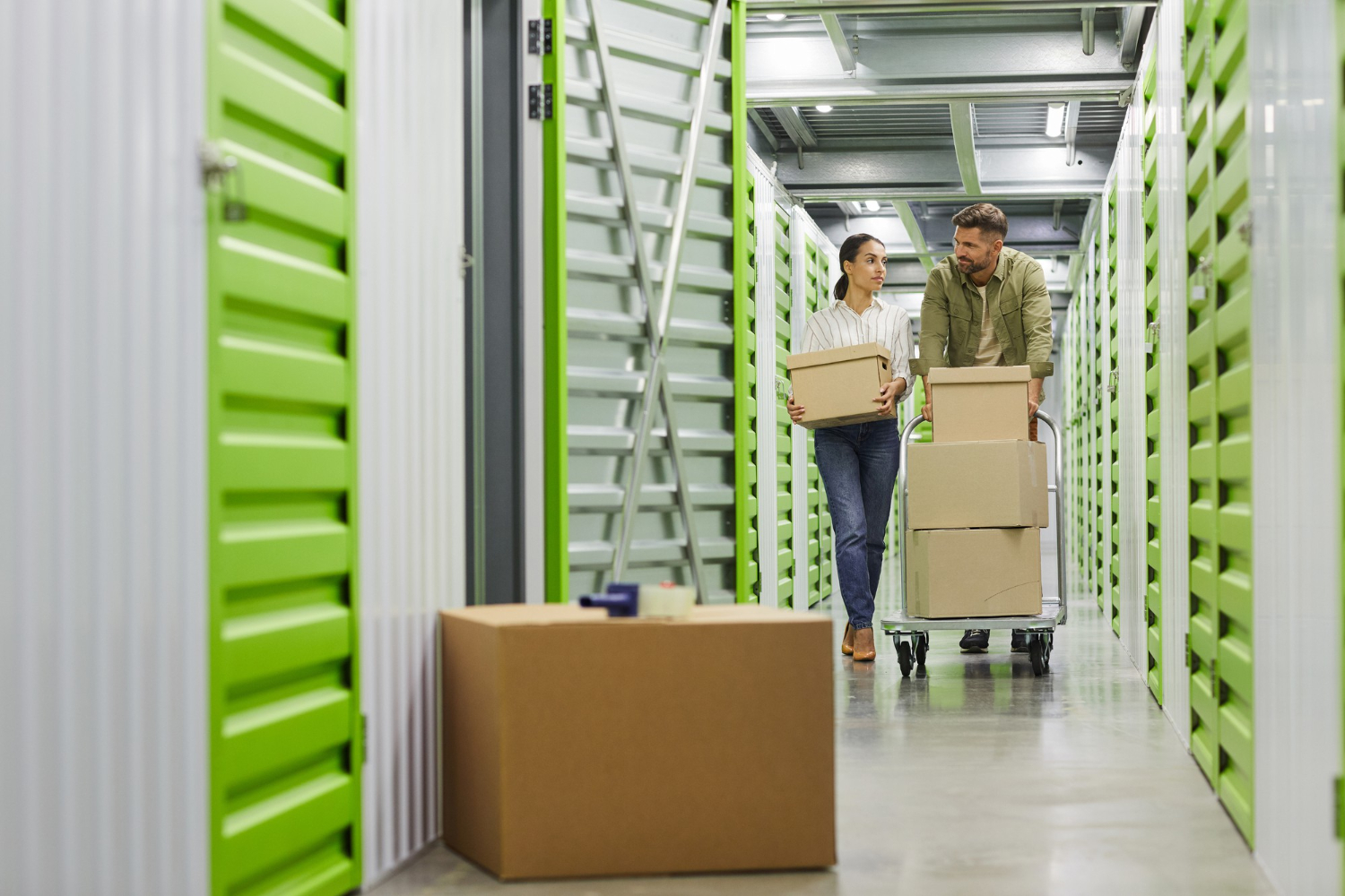 rangement de cartons dans un box